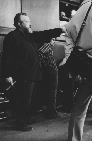 Orson Welles, dirigeant la pièce « Vérités et mensonges »